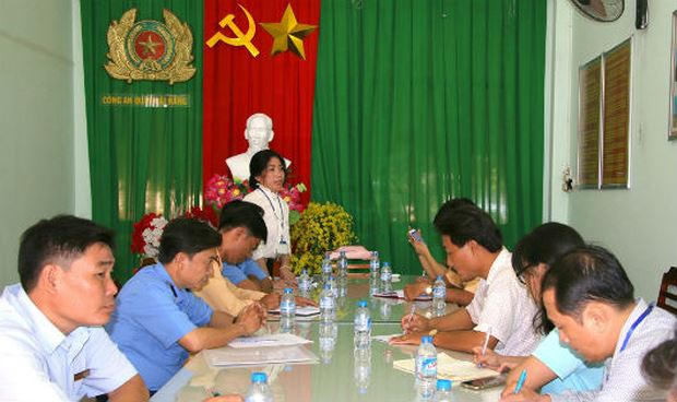 Bà Trần Thị Xuân – Phó Trưởng ban ATGT TP Cần Thơ phát biểu tại buổi bàn giải pháp đảm bảo ATGT đường thủy tại khu vực chợ nổi Cái Răng.