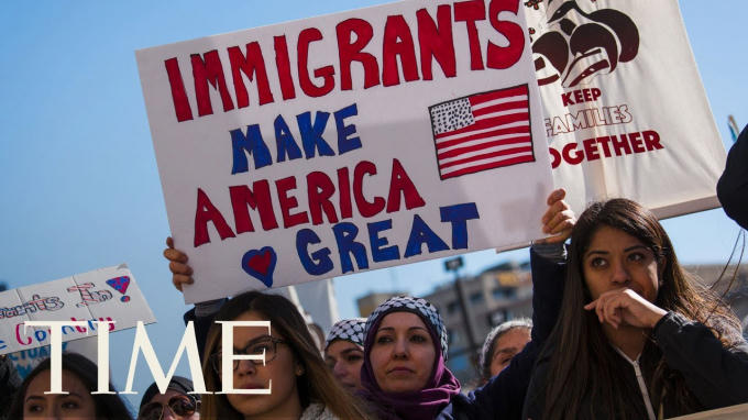 Tổng thống Trump đ&atilde; đưa ra c&aacute;c ch&iacute;nh s&aacute;ch g&acirc;y tranh c&atilde;i trong 2 năm cầm quyền, trong đ&oacute; c&oacute; c&aacute;c ch&iacute;nh s&aacute;ch cứng rắn với người nhập cư v&agrave; quyết định r&uacute;t qu&acirc;n khỏi Syria (Ảnh: Getty, AFP, Reuters, Time)