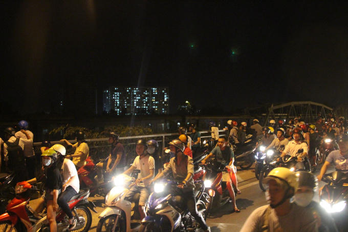 Lao người v&agrave;o đo&agrave;n t&agrave;u hỏa, người đ&agrave;n &ocirc;ng bị hất văng hơn 10m