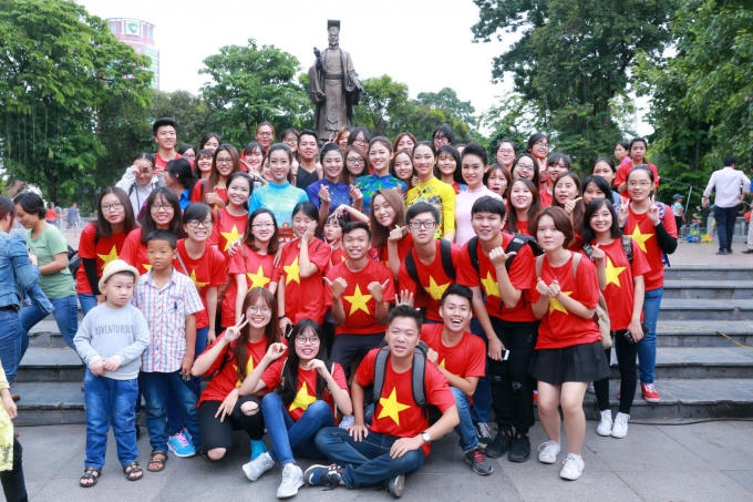 Dàn Hoa hậu, Á hậu cùng nhảy flashmob gây ‘náo loạn’ Hồ Gươm sáng sớm