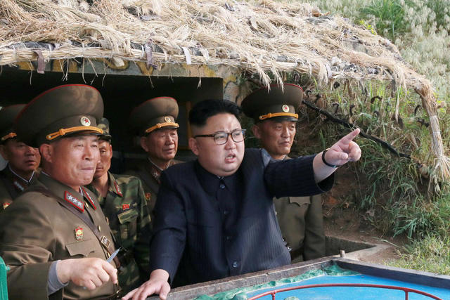 Nhà lãnh đạo Triều Tiên Kim Jong-un thị sát một cuộc tập trận quân sự. (Ảnh: Reuters)