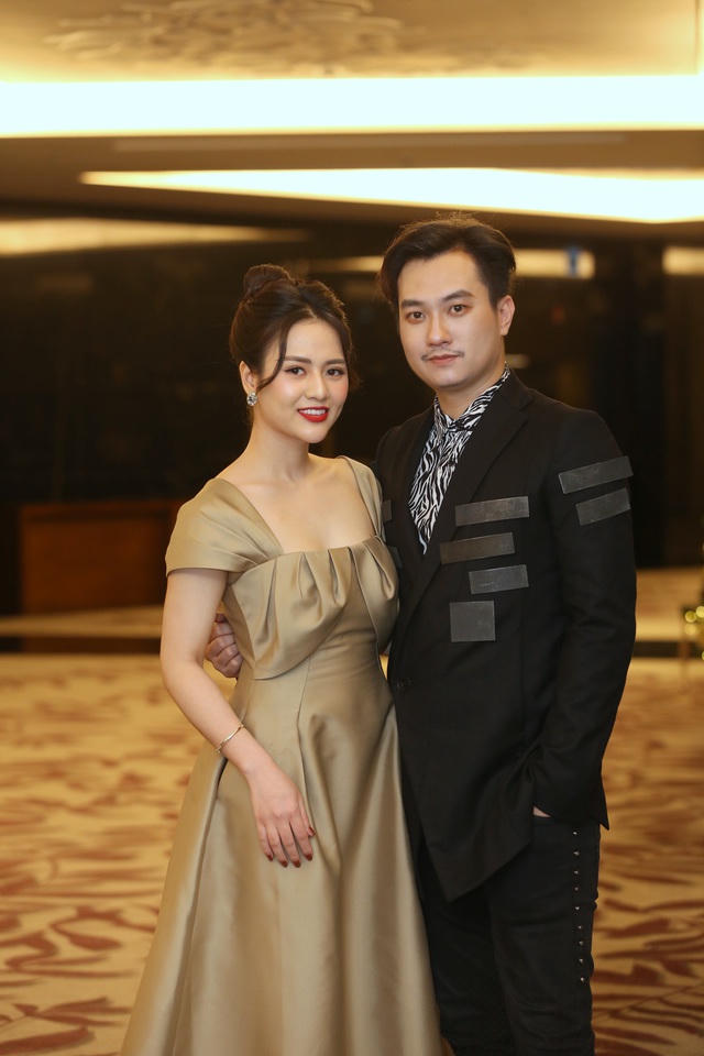 Nghệ sĩ Minh Vượng, MInh Phương, Hoa Thúy và hai diễn viên Anh Tuấn, Việt Hoa trong buổi họp báo ra mắt phim.
