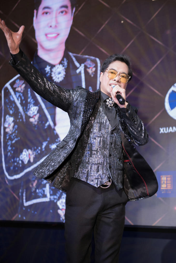 Nam danh ca trong buổi họp báo.