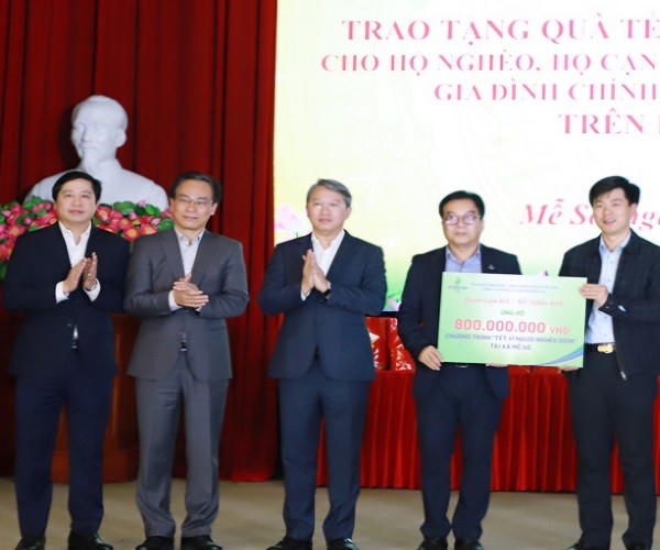 Đại diện Công ty Cổ phần Lọc hóa dầu Bình Sơn trao tượng trưng số tiền 800 triệu đồng cho lãnh đạo xã Mễ Sở.