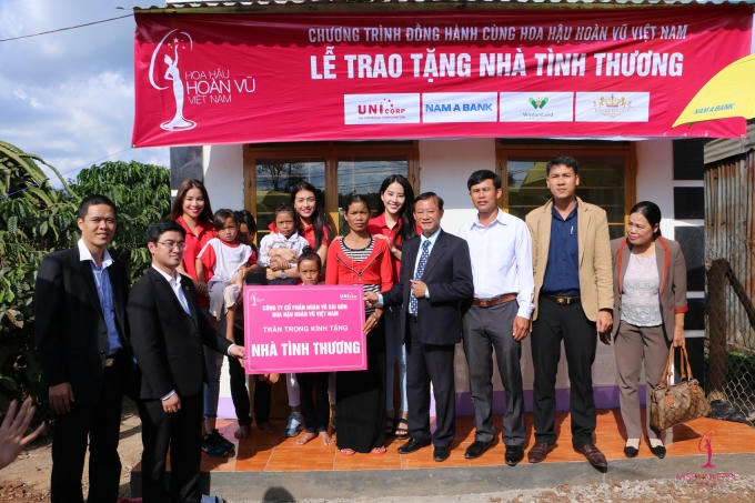 Dàn Hoa hậu, Á h&acirc;̣u kh&ocirc;ng ngại ng&ocirc;̀i m&aacute;y c&agrave;y đến với trẻ em ngh&egrave;o v&ugrave;ng cao