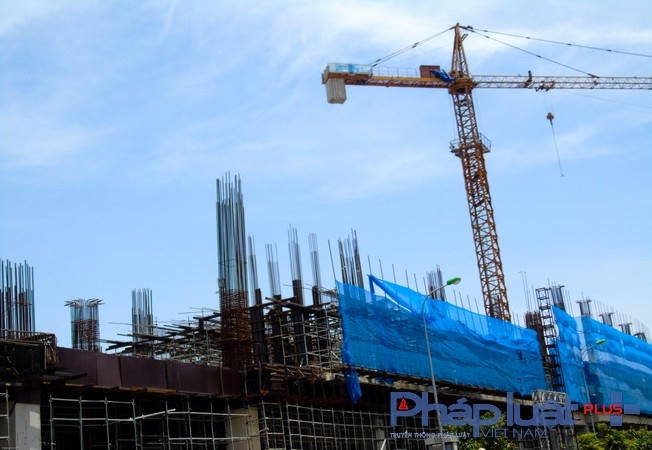 Nhiều hạng mục vẫn còn trơ sắt.