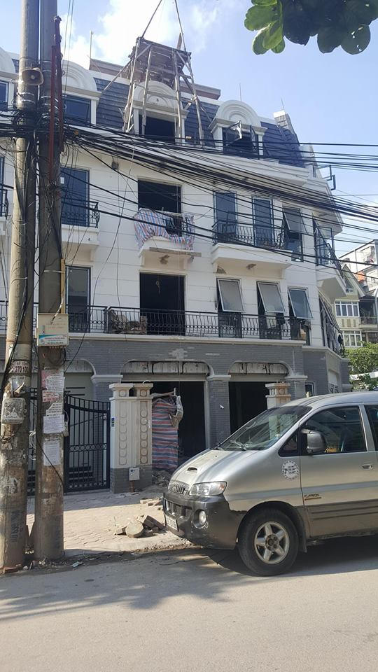 Nhiều căn vẫn đang tiếp tục cơi nới.