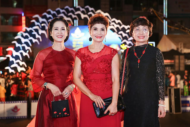 NSND Lan Hương trong phim "Mẹ chồng" tạo hiệu ứng trong suốt thời gian dài và NSƯT Minh Châu rạng rỡ trên thảm đỏ.