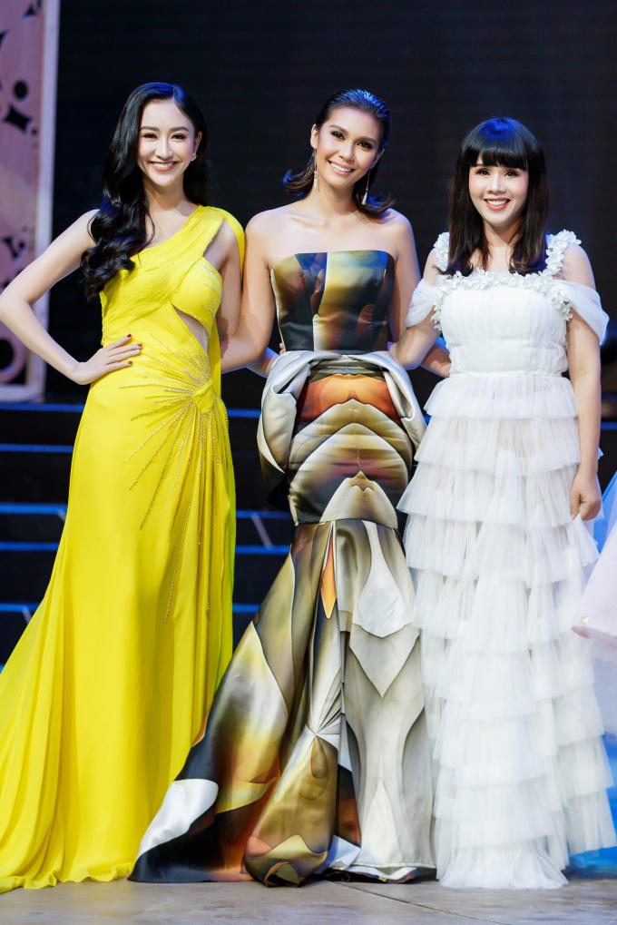 Hà Thu mặc gợi cảm hội ngộ Hoa hậu Hằng Nguyễn tại Philippines