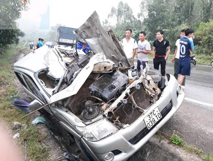 Chiếc xe nát bét sau cú va chạm kinh hoàng.