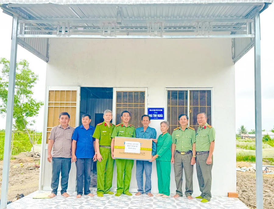 Công an xã Biển Bạch trao tặng phần quà cho gia đình ông Lê Văn Tính (hội viên Hội Cựu Công an nhân dân xã xã Biển Bạch), tại buổi bàn giao nhà nghĩa tình.