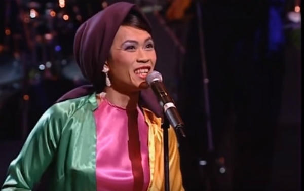 Một vở diễn khác trong trang phục áo tứ thân và khăn mỏ quạ.