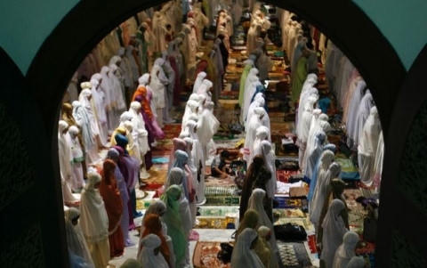 Người dân Indonesia tập trung tại các đền thờ Hồi giáo trong tháng lễ Ramadan. (Ảnh: Reuters)