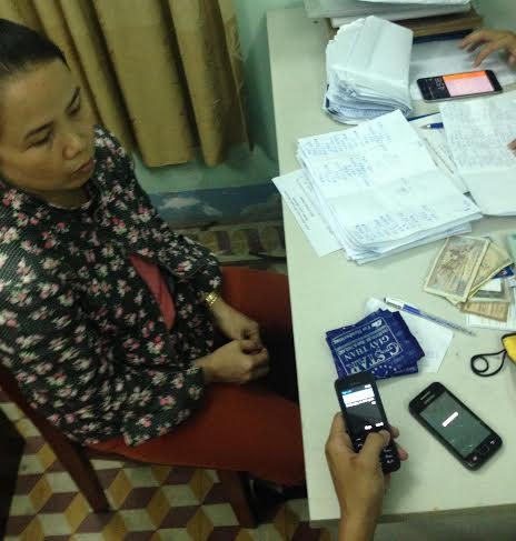 Hồ Thị Hải Vinh cùng tang vật.