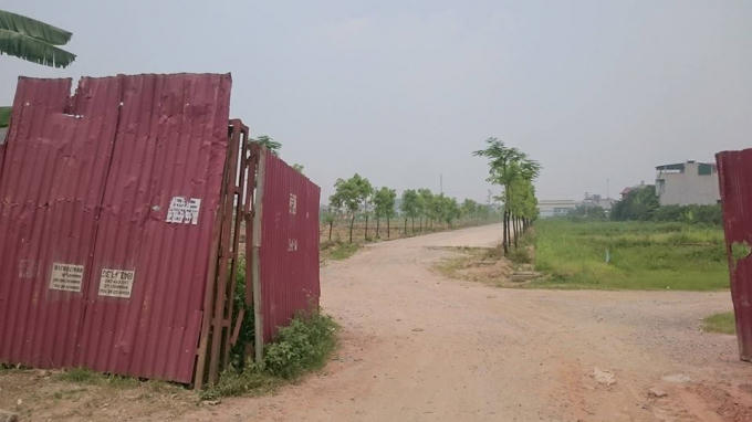 Để che mắt là một khu đô thị bỏ hoang, từ lâu chủ đầu tư đã tiến hành quây tôn làm hàng rào xung quanh.