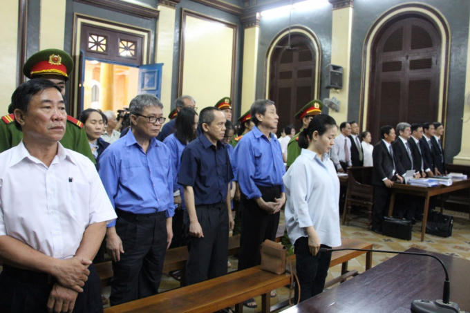 Tại phiên tòa sáng 25/5 các luật sư đề nghị giám định đoạn băng ghi âm mà bà Phấn cung cấp.