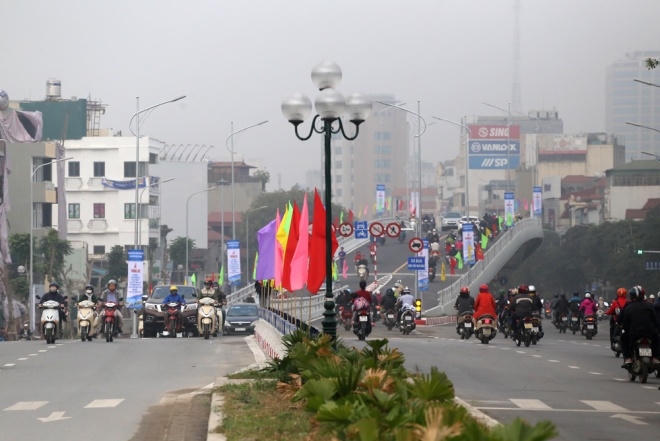 Cầu vượt nhẹ nhìn từ hướng đường Ô Đông Mác - Nguyễn Khoái. Tuyến đường này được hoàn thiện vào tháng 6 và là tuyến đường đắt đỏ nhất thủ đô với giá 2 tỷ đồng/m.