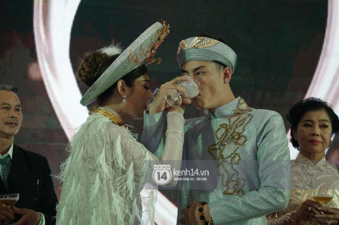 Lâm Khánh Chi hôn đắm đuối chú rể, thay váy đỏ nổi bần bật như công chúa trong lễ cưới