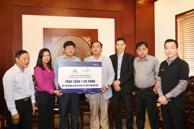 Ông Từ Văn Phước _ CTHĐQT trao tặng 1 kg vàng 9999 nhằm hỗ trợ các công tác cứu trợ.