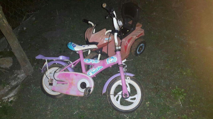 Chiếc xe của các em đang còn nằm bên hồ C3 nơi gặp nạn.