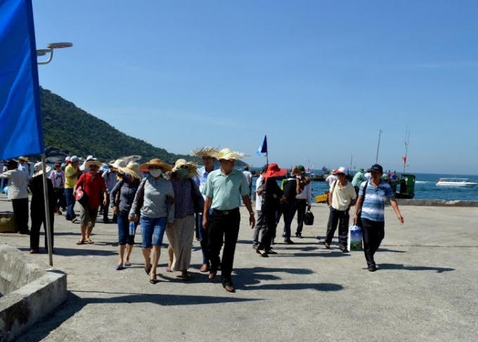 Do thời tiết xấu nên hàng ngàn du khách bị mắc kẹt ở Cù Lao Chàm không thể vào đất liền.