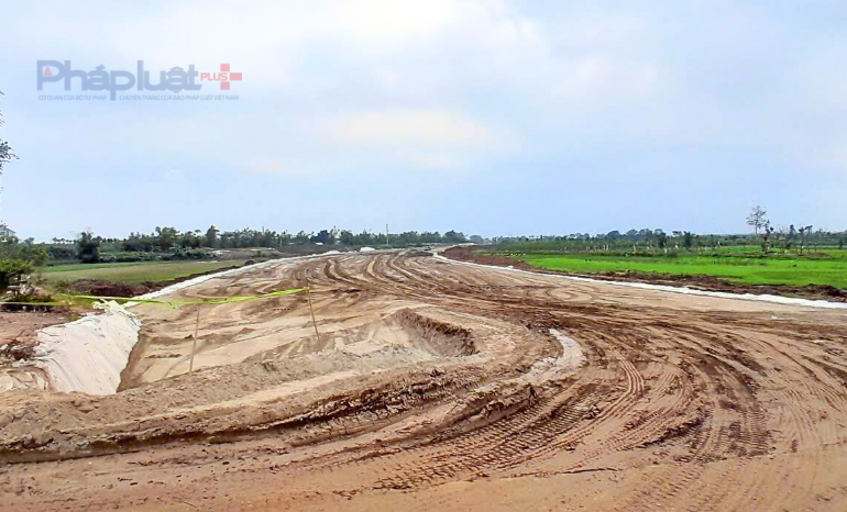 Tuyến đường kết nối di sản văn hóa, du lịch và phát triển kinh tế dọc sông Hồng dài khoảng 55,68 km, đi qua 13 xã của tỉnh Hưng Yên, điểm đầu tại Km0+000 (giáp Hà Nội, xã Phụng Công), điểm cuối tại Km55+680 (xã Tân Hưng).