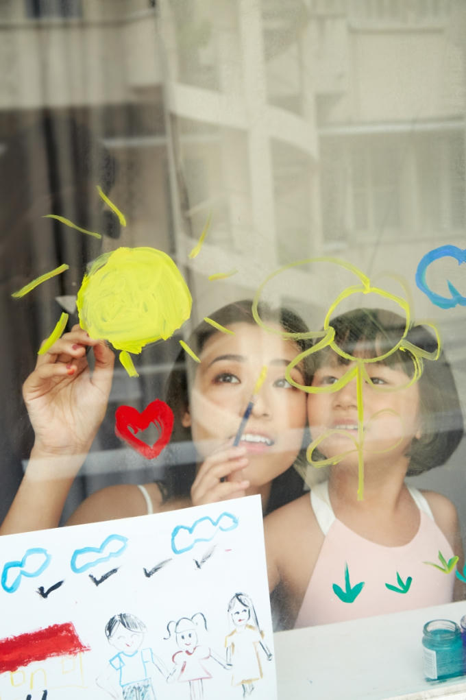 Ho&agrave;ng Oanh: &lsquo;Kh&ocirc;ng để trẻ em phải lớn l&ecirc;n một m&igrave;nh&rsquo;