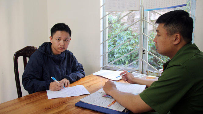 Nghi can Nguyễn Văn Vĩ tại cơ quan điều tra.(Ảnh: báo Tuổi trẻ)