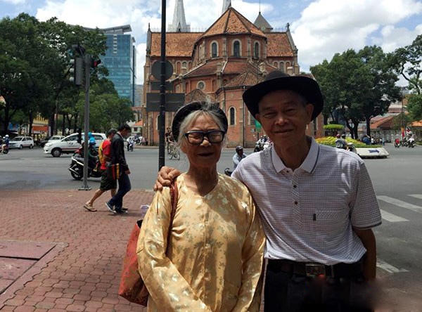 Cụ là Phạm Xuân Theo (85 tuổi) và cụ Vũ Thị hảo (87 tuổi) đi du lịch Thành phố Hồ Chí Minh