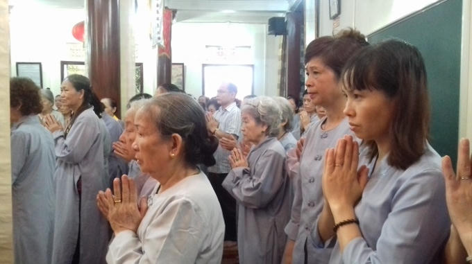 Phần đa những người đến với lễ kính mừng Phật đản tại chùa Cát Linh là nữ.