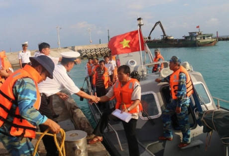 Từ sáng sớm, các cử tri vãng lai đã lên đảo Song Tử Tây chuẩn bị bỏ phiếu (Ảnh: Tiến Long).