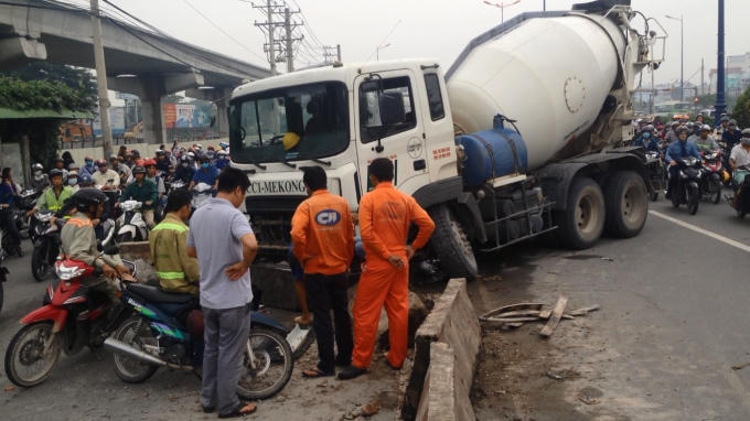 Mọi người hỗ trợ khắc phục sự cố.