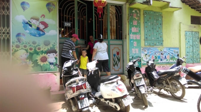Phụ huynh đền đón con đều ngạc nhiên và thắc mắc lí do sao lại gọi báo đón con giờ này. Cũng như không được vào bên trong đón trẻ như mọi hôm mà phải đứng ngoài cổng chờ cô dẫn con ra trao cho phụ huynh.