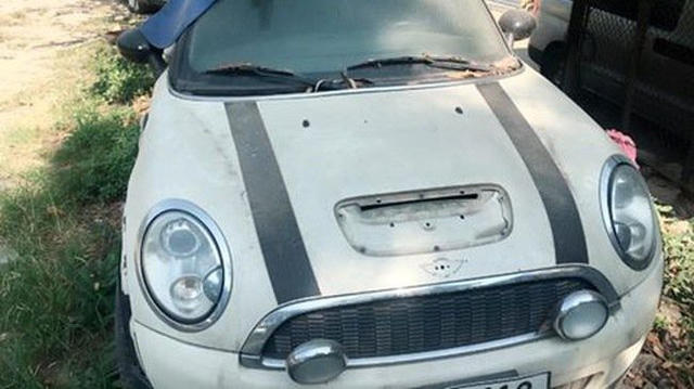 Chiếc Mini Cooper bị bắt gặp trong bãi đỗ xe tư nhân tại Hà thành với ngoại thất của xe đóng lớp bụi khá dày đặc, ngoài ra một số chi tiết như nẹp chắn bùn bánh xe, logo, cũng đã bị "luộc" sạch sẽ.