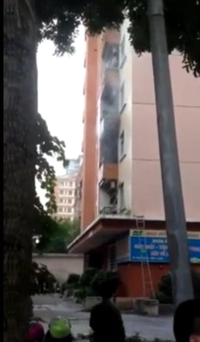 Cháy tại chung cư CT1B khu đô thị Văn Quán. Ảnh cắt từ clip.