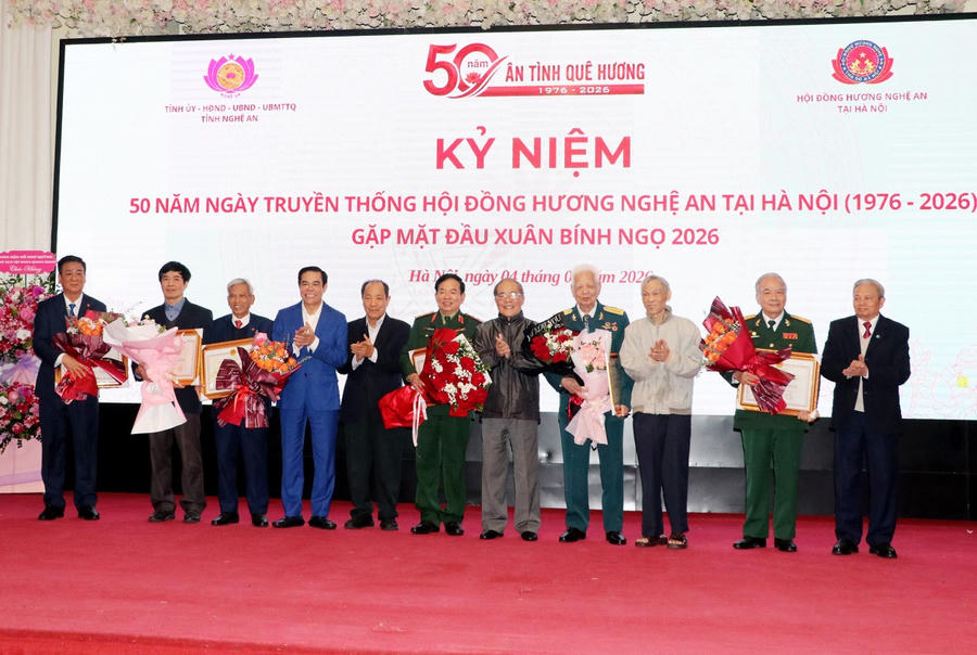Chủ tịch UBND tỉnh Nghệ An Võ Trọng Hải trao Bằng khen của UBND tỉnh cho các tập thể và cá nhân tiêu biểu.
