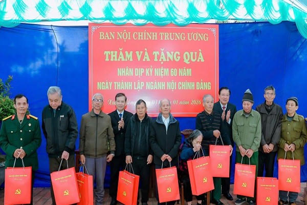Ông Phan Đình Trạc, Ủy viên Bộ Chính trị, Bí thư Trung ương Đảng, Trưởng Ban Nội chính Trung ương và ông Lê Minh Trí, Bí thư Trung ương Đảng, Phó Trưởng Ban Thường trực Ban Nội chính Trung ương tặng quà cho Mẹ Việt Nam Anh hùng, các thương binh, bệnh binh, nạn nhân chất độc da cam xã Xuân Hồng.