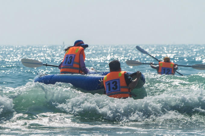 Cuộc đua kayak cũng là môn thể thao mùa hè được yêu thích.