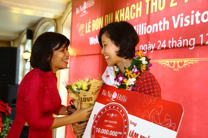 Chị Nguyễn Hoàng Bích Dung đến từ thành phố Hồ Chí Minh may mắn là vị khách thứ 2 triệu.