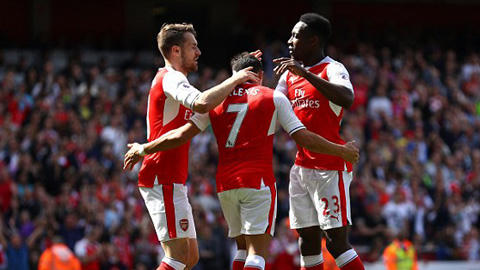 Sanchez và Ramsey cùng nổ súng nhưng không thể giúp được Arsenal vào Top 4