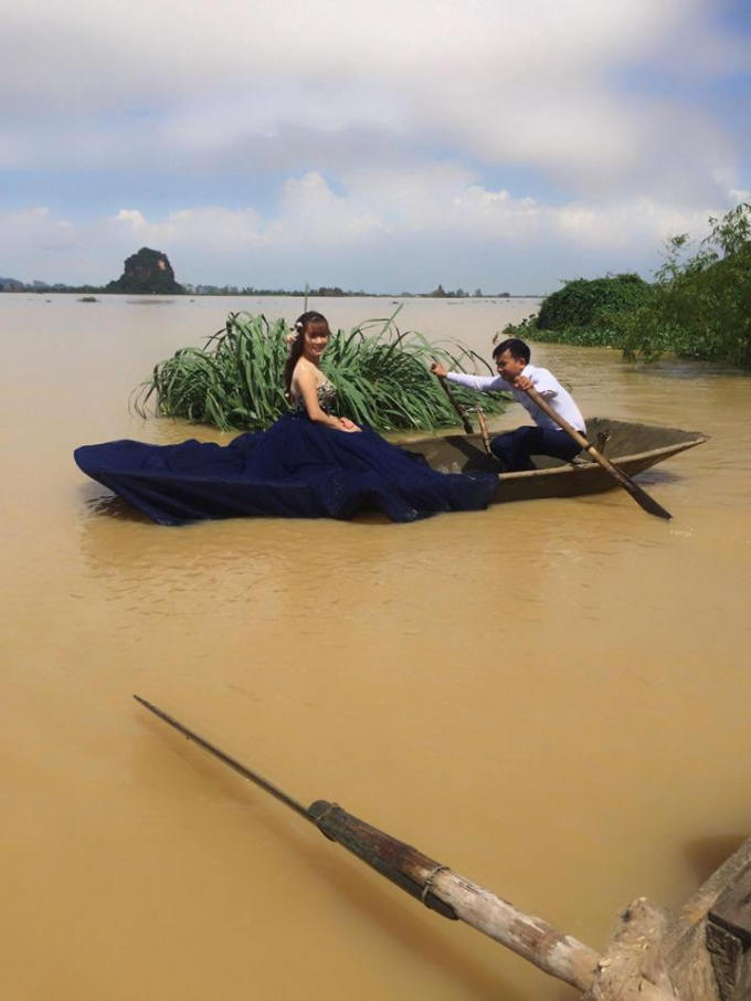 Tạo dáng nhiệt tình giữa mênh mang nước lũ