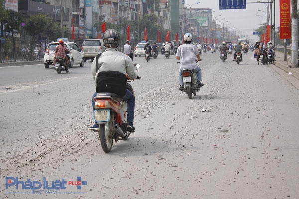 Một số phương tiện tham gia giao thông qua tuyến đường này gặp rất nhiều khó khăn.
