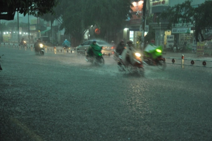 Gần 5h chiều, cơn mưa bắt đầu đổ xuống tại TP HCM và các tỉnh lân cận, mưa mỗi lúc một lớn làm nước không thể rút kịp.