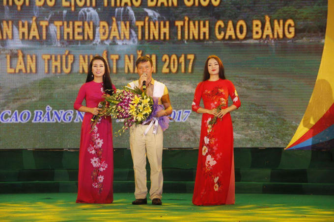 Ông Phạm Văn Cao, Bí thư Huyện ủy Trùng Khánh, Cao bằng tặng hoa cho hai ca sỹ.