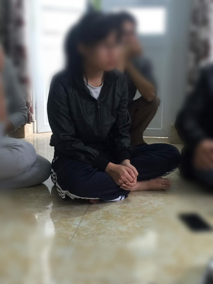 Cháu Vũ Thị T. V. lo lắng, mất ngủ từ sau vụ việc xảy ra. Ảnh: Huy Trung.
