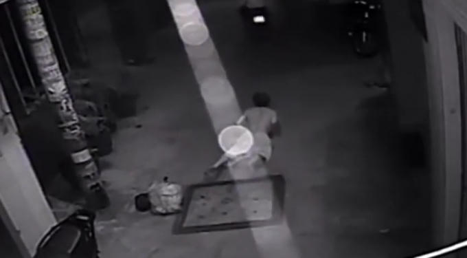 Người đàn ông lập tức đuổi theo 2 tên cướp nhưng trượt ngã.