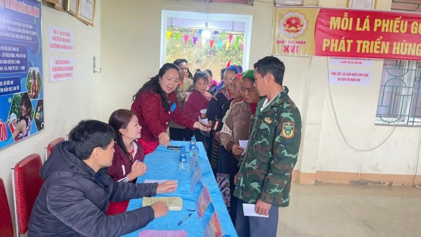 Cán bộ hướng dẫn cử tri bỏ phiếu.