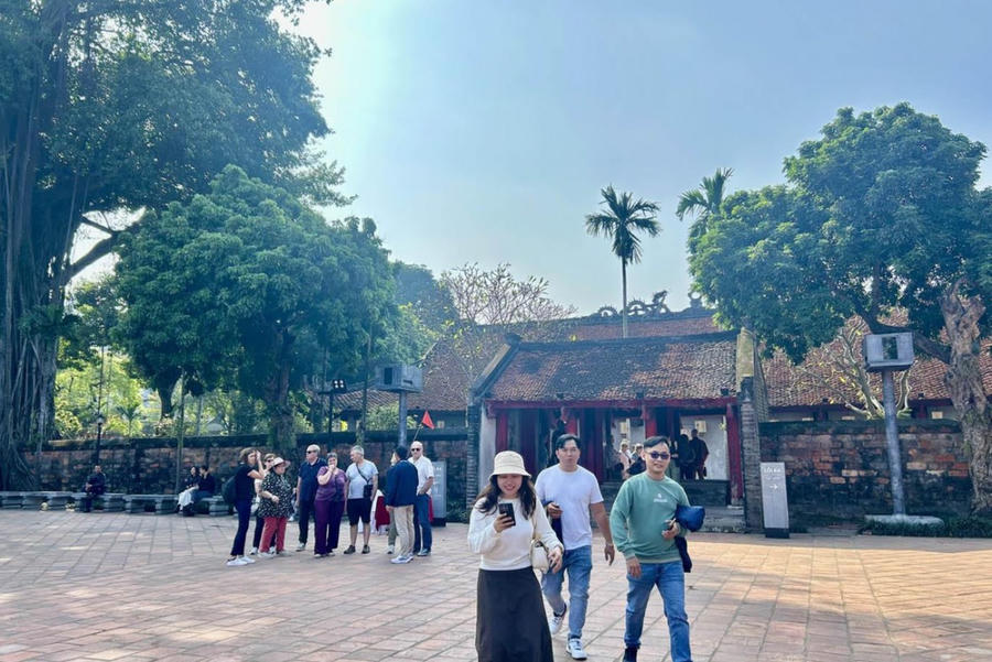 Du khách quốc tế rất thích tìm hiểu và trải nghiệm những danh thắng, di sản Việt. (Ảnh trong bài: T.D)