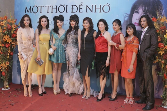 Nhật Hạ biểu diễn xuất thần tr&ecirc;n s&acirc;n khấu ngập hoa