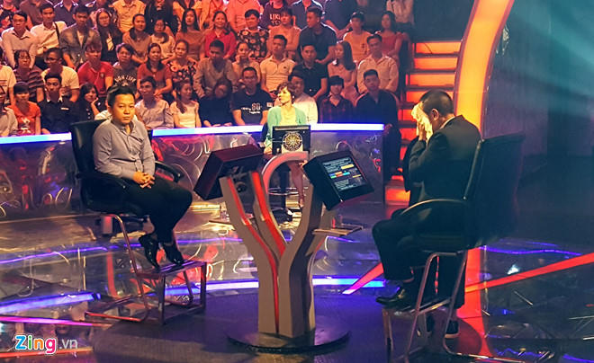 MC Lại Văn Sâm lau mặt giữa thời gian nghỉ. Trong buổi dẫn chương trình, một hai lần anh tỏ ra mất tập trung và bị nhầm lẫn.